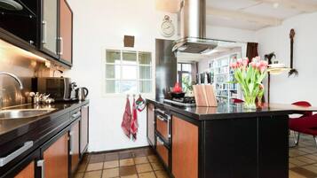 Een koelkast, een kookplaat, een koffiezetapparaat/waterkoker