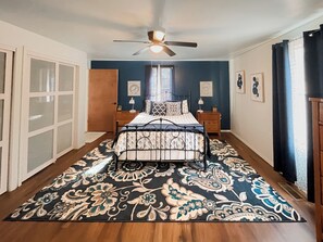 3 室のベッドルーム、アイロン / アイロン台、WiFi (無料)、ベッドシーツ