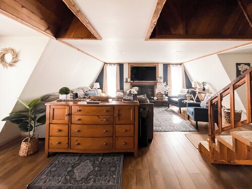 Cozy Wister Ridge A-Frame Lake Cabin • Sleeps 6 • Mins to Wister Lake!