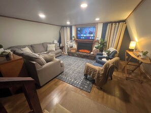 Smart TV, fireplace - Wister Ridge Aframe Cabin - Sleeps 6 and just 3 minutes from the lake! (Wister)