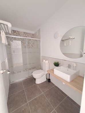 Haartrockner, Handtücher, Seife, Toilettenpapier