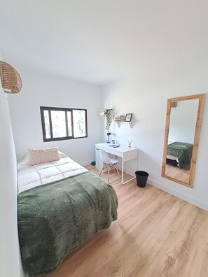 2 habitaciones, tabla de planchar con plancha y cuna de viaje 