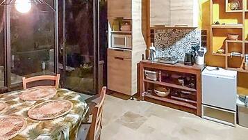 Fridge, oven, coffee/tea maker