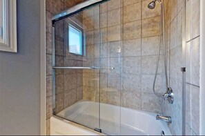 Hair dryer, towels, soap, toilet paper - Modern house near Albion falls.  (Hamilton)