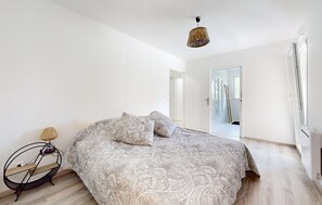 4 chambres, fer et planche à repasser, lit de bébé portatif