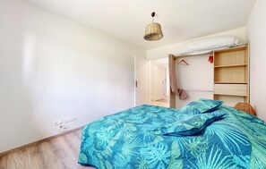 4 quartos, ferros/tábuas de passar roupa, berço de viagem