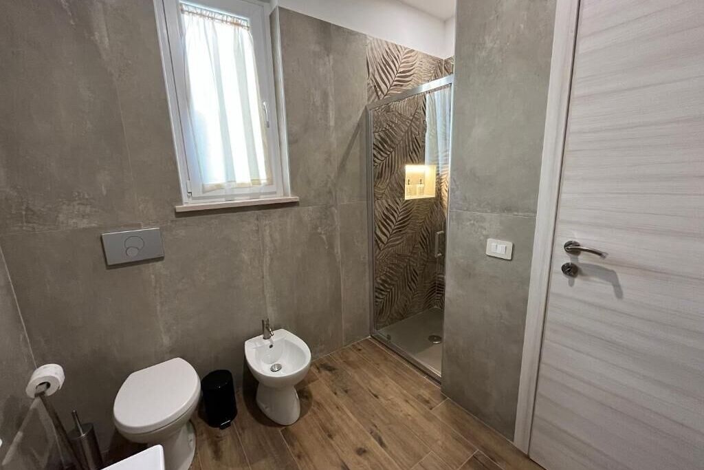 Haartrockner, Bidet, Handtücher, Seife