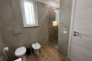 Hårføner, bidé, håndklær og såpe