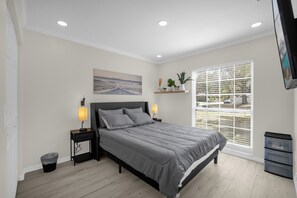 6 bedrooms, desk, iron/ironing board, free WiFi - Luxury 6BR Villa with Heated Pool & Private Theater (Valrico)