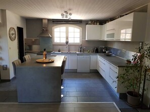 Kylskåp, mikrovågsugn, ugn och spishäll