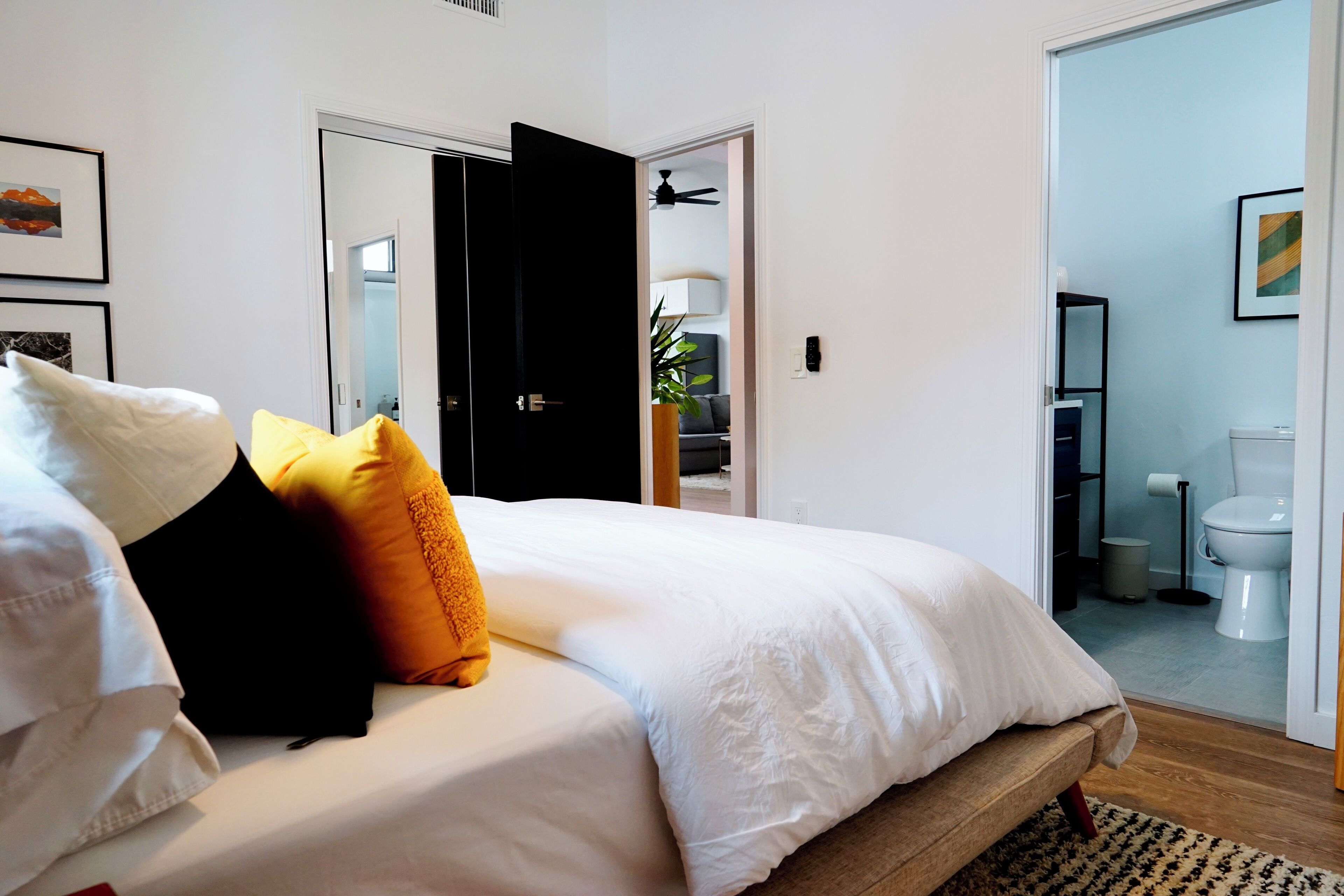 3 habitaciones, escritorio, tabla de planchar con plancha y wifi gratis 