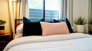 3 bedrooms, desk, iron/ironing board, free WiFi