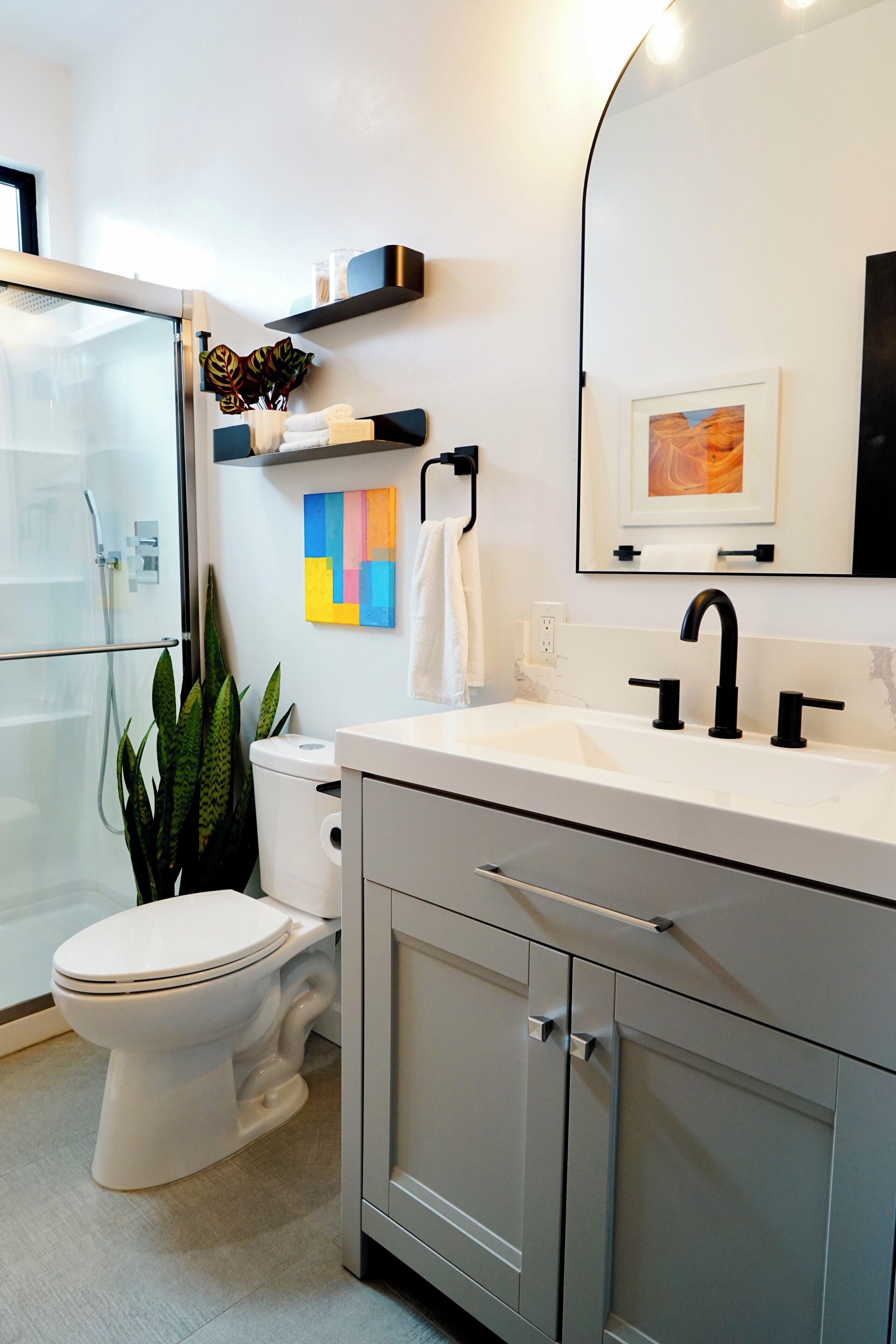 Douche, sèche-cheveux, bidet, serviettes fournies