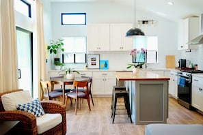 Een koelkast, een magnetron, een oven, een kookplaat