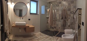 Shower, hair dryer, bidet, towels - Sicily: Villa Cad'à, Mediterranean Relaxation among Sea, Nature and Baroque Art (Cava D'aliga)