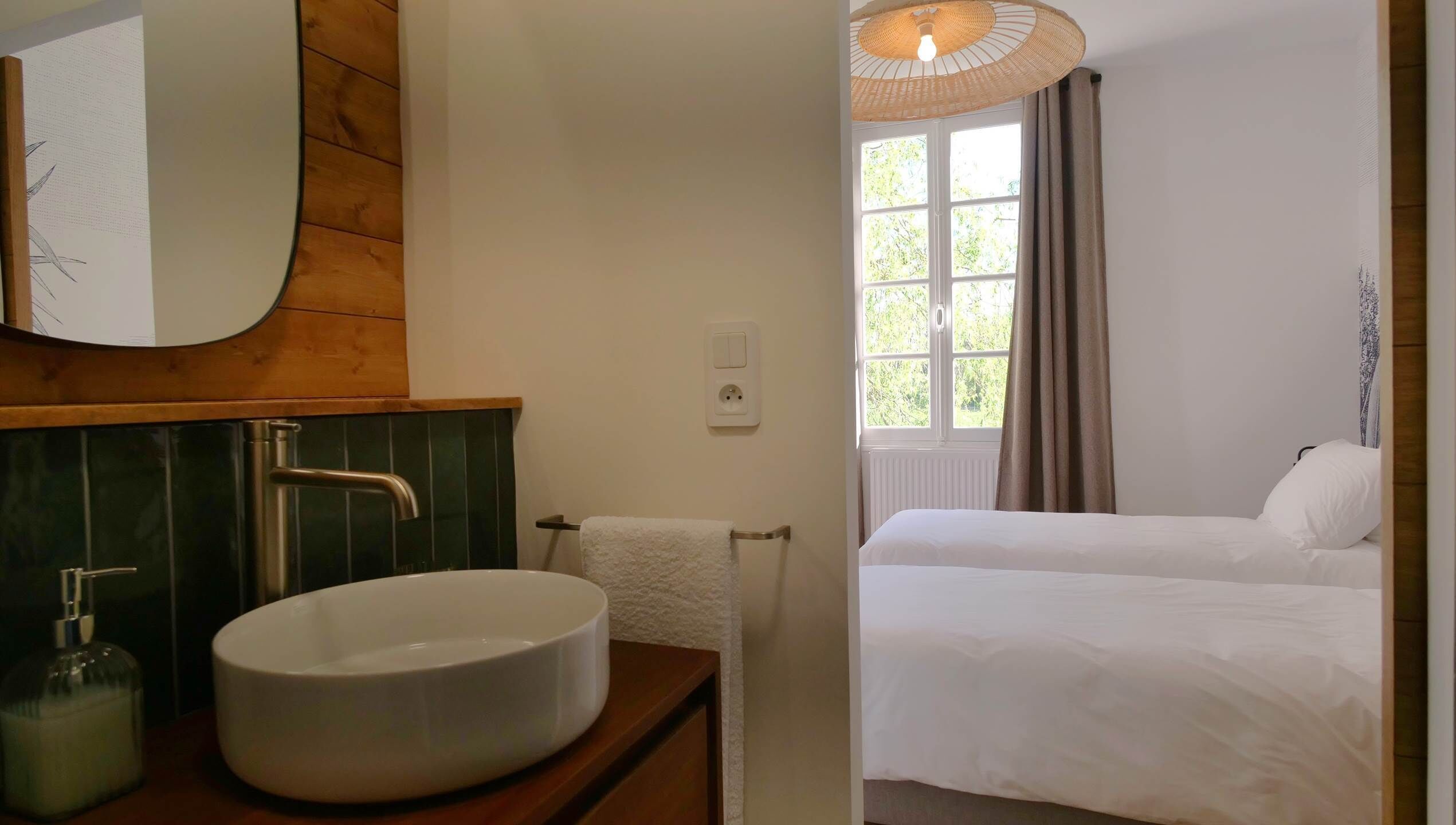 Een haardroger, handdoeken