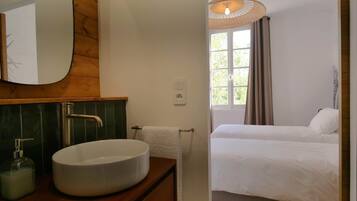 SĂšche-cheveux, serviettes fournies