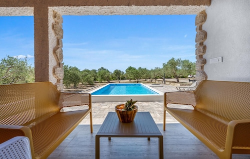 Pet friendly home in Vodice with outdoor swimming pool