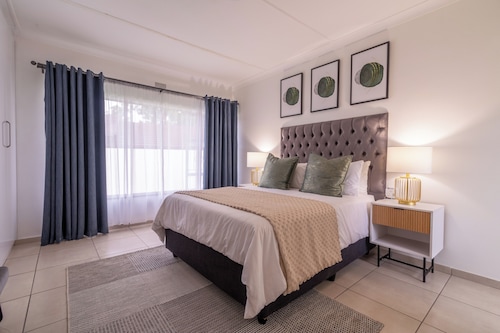 Modern 3bed House - Johannesburg Airport - In Security Complex with Pool