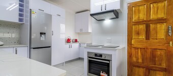 Modern 3bed House - Johannesburg Airport - In Security Complex with Pool