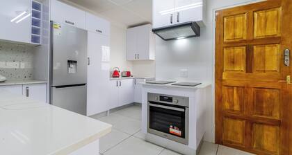 Modern 3bed House - Johannesburg Airport - In Security Complex with Pool