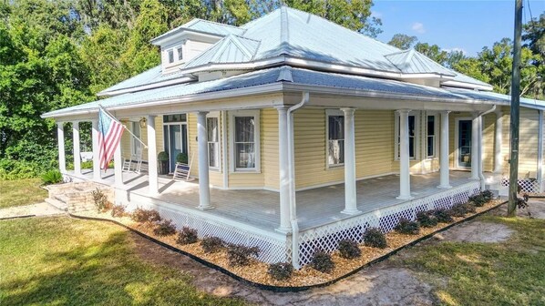 Exterior - Historic home away from home (Bushnell)