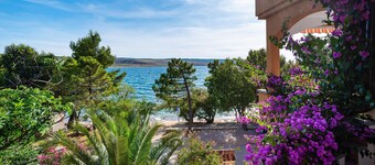 Beach front apartment in Rovanjska