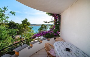 Outdoor dining - Stunning apartment in Rovanjska (Rovanjska)