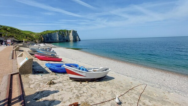 A pebble beach with boats and a cliff in the background. - Awesome home in Arques la Bataille (Arques la Bataille)