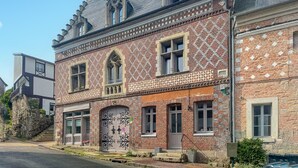 A historic building with a symmetrical facade, large windows, and a prominent arched entrance. - Awesome home in Arques la Bataille (Arques la Bataille)