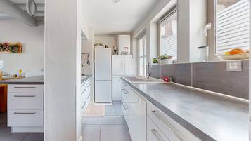 Réfrigérateur, four, lave-vaisselle, cafetiÚre/bouilloire