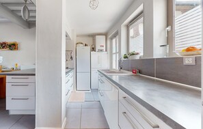 Een koelkast, een oven, een vaatwasser, een koffiezetapparaat/waterkoker