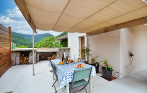 Outdoor dining - 3 bedroom awesome home in Lamon (Lamon)