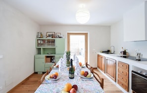 Réfrigérateur, four à micro-ondes, lave-vaisselle, cafetière-théière