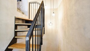 A staircase with wooden steps and a metal railing, leading to an upper floor. - 3 bedroom awesome home in Lamon (Lamon)