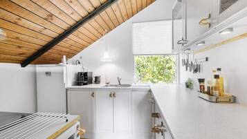 Køleskab, kogeplade, opvaskemaskine, kaffe-/temaskine