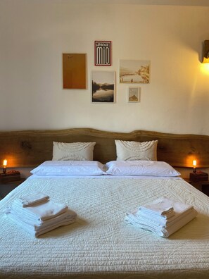 2 habitaciones, escritorio y tabla de planchar con plancha