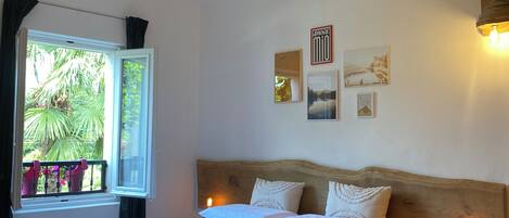 2 quartos, escrivaninha, ferros/tábuas de passar roupa, berço de viagem