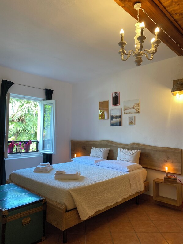 2 soverom, skrivebord, strykejern/-brett og reiseseng for barn