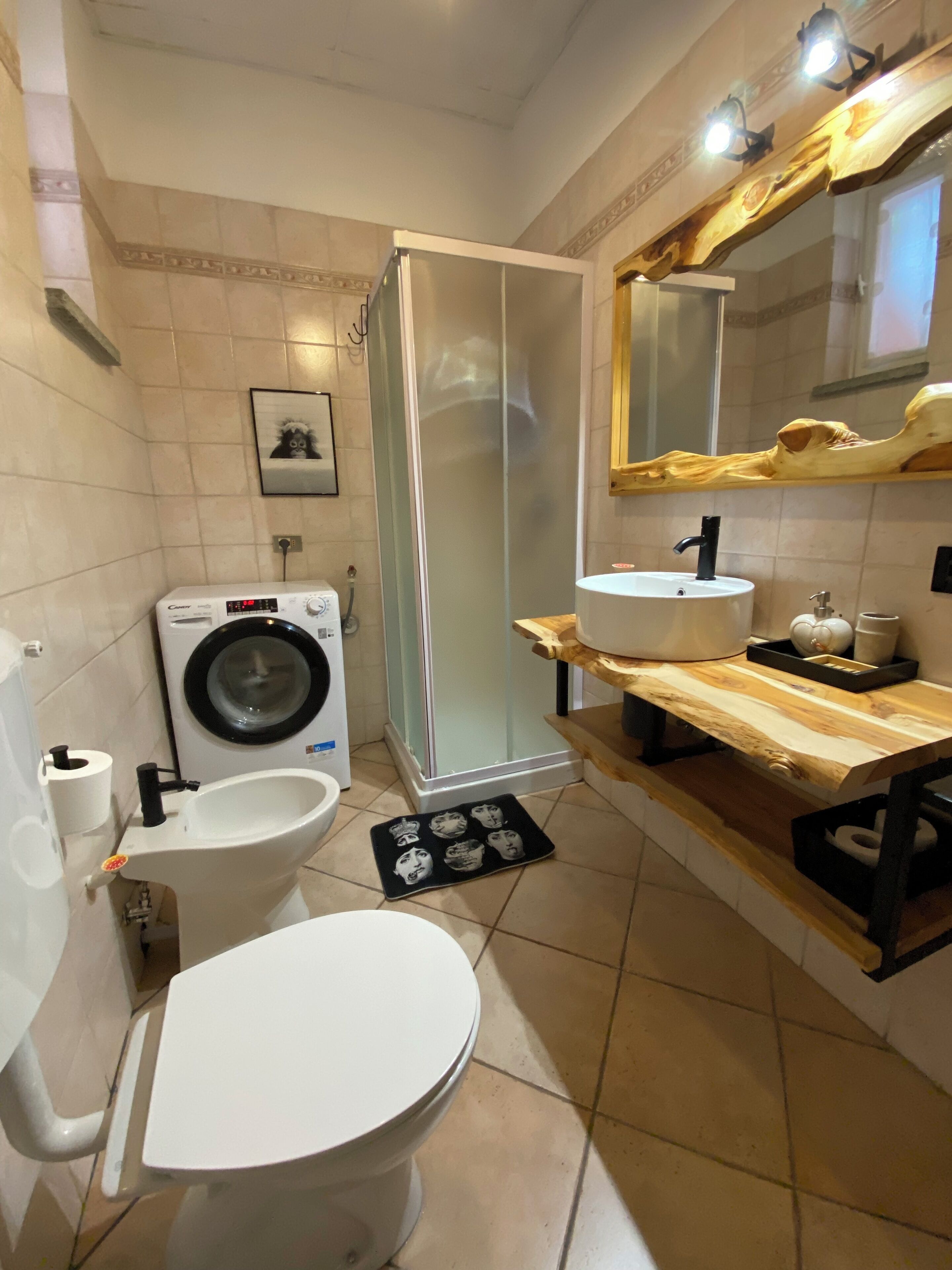 Doccia, asciugacapelli, bidet, asciugamani