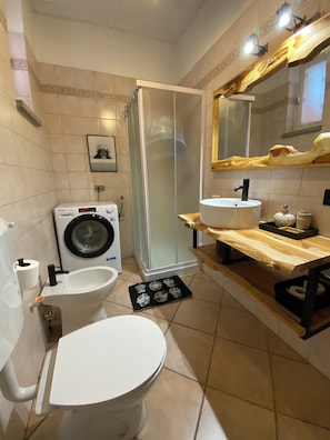 Douche, sĂšche-cheveux, bidet, serviettes fournies