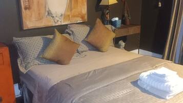 2 bedrooms, desk, iron/ironing board, WiFi