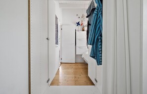 3 bedrooms, travel cot, free WiFi - Beautiful home in Højby with WiFi (Højby)