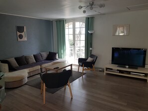 TV, mesa de pingue-pongue, aparelho de som