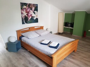 2 dormitorios, escritorio, tabla de planchar con plancha y cuna de viaje