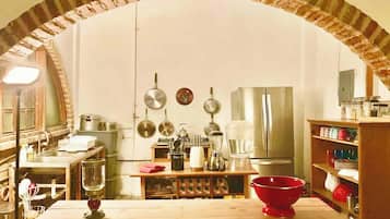 Fridge, dishwasher, coffee/tea maker, toaster