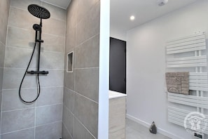 Shower, hair dryer, towels