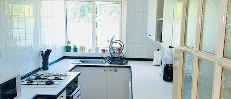 Køleskab, mikrobølgeovn, ovn, kogeplade