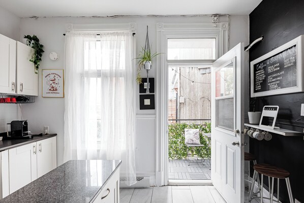 Interior - Prime Location + Parking | Spacious & Modern (Montréal)