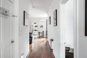 Interior - Prime Location + Parking | Spacious & Modern (Montréal)